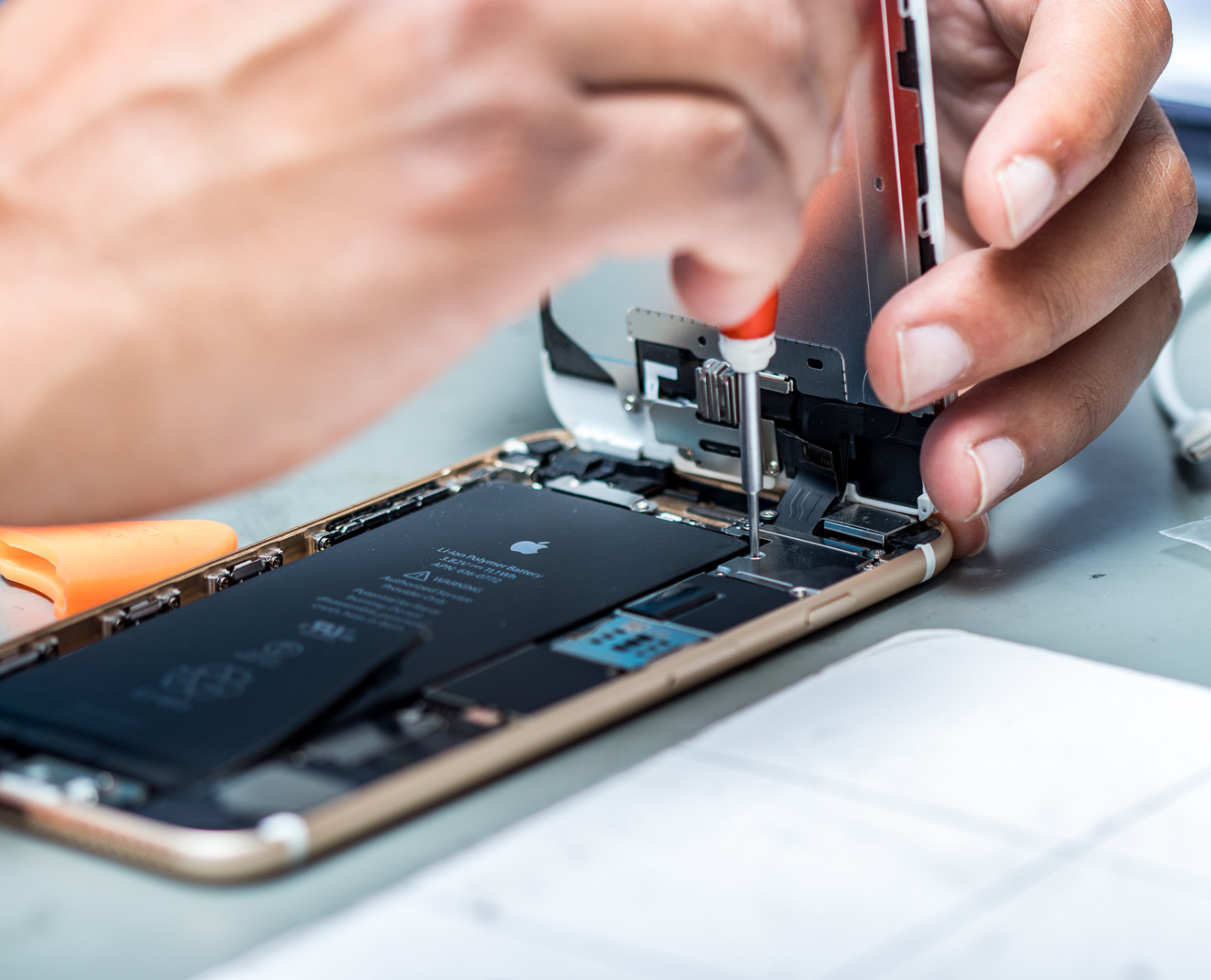 Premium minimalist Primewave workspace in Dubai with a flagship smartphone